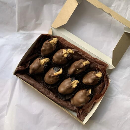 Финики с арахисовой пастой