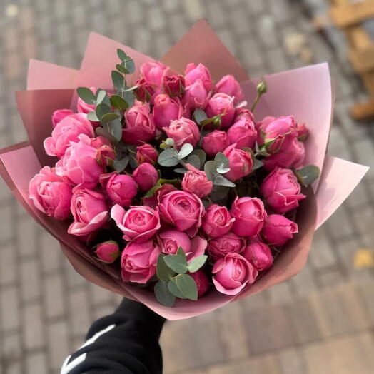 Букет из пионовидных кустовых роз с эвкалиптом 🍒