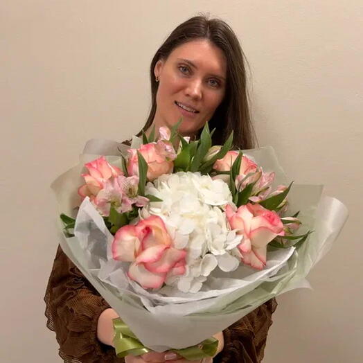 Букет с гортензией, розовой розой Джумилия и альстромерией🌼🌼🌼