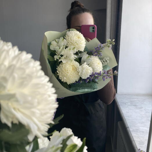 Стойкий с полевым дельфиниумом
