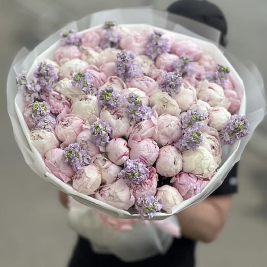 Большой букет из нежных пионов и Матиоллой
