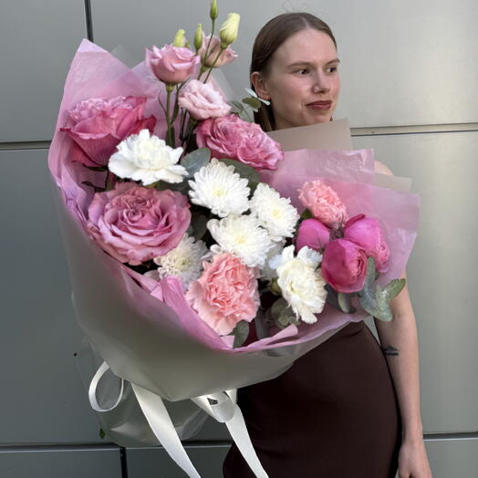 Букет «Тихая роскошь 🌺»из кустовых хризантем , французских роз сорта Кантри Блю , эустом , ароматных стойких диантусов