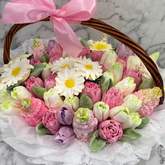 Корзина с зефирными ромашками, сиренью и тюльпанами