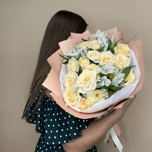 Нежный букет из кустовых роз и хризантемы 💐