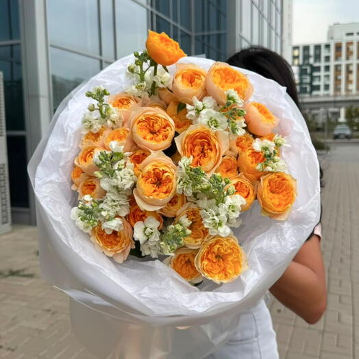 Букет с кустовой пионовидной розой и маттиолой