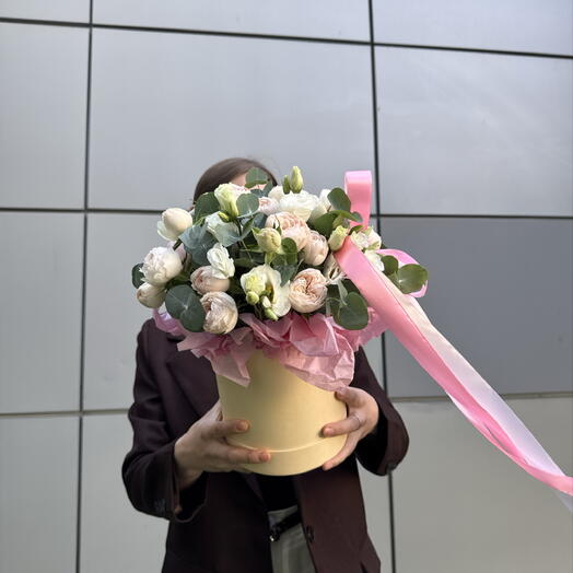 Нежная композиция из пионовидных роз сорта Mesfield Park , эустом и эвкалиптом 💐🌸💞