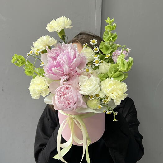 Воздушная композиция с Пионами, Молюцеллой и Розами 🌸