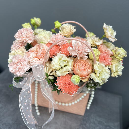 Корзинка с эустомой, кустовой розой и хризантемой 🌸