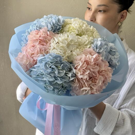Дофаминовый букет из 7 гортензий + подарок от Vivienne Sabo — румяна MACARON