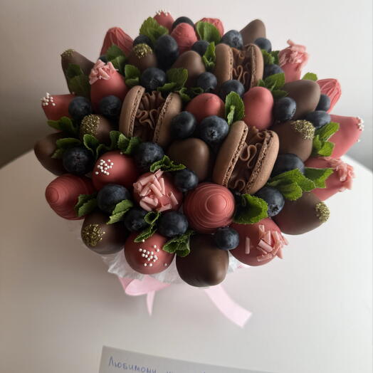 Delicate pink bouquet in a hatbox