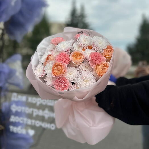 Букет из хризантем, кустовой розы и диантусов