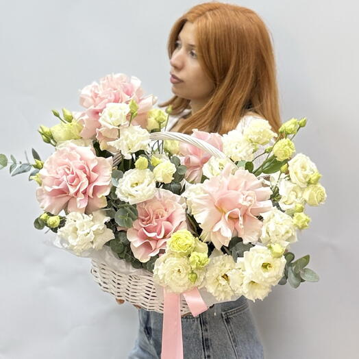 Корзина с розами Пинк мондиаль и ажурной эустомой🍀🌸