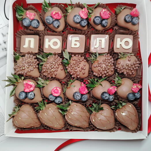 Клубника в шоколаде надпись люблю + подарок от Vivienne Sabo — румяна MACARON