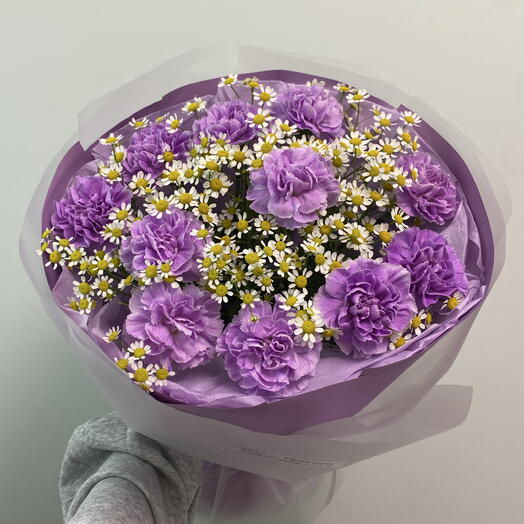 Полевой букет с гвоздиками и матрикарией