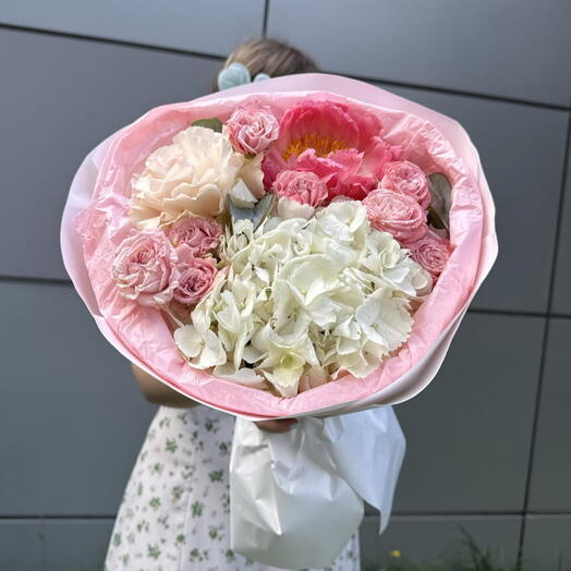 Авторский букет из гортензии , кустовых пионовидных роз, диантусов 🌸