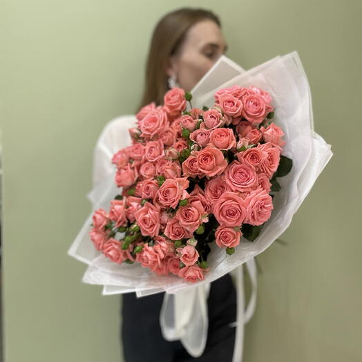 Букет из 19 шт. Розовых кустовых роз Барбадос 60 см