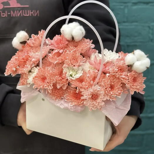 Композиция из белого хлопка и персиковой хризантемы