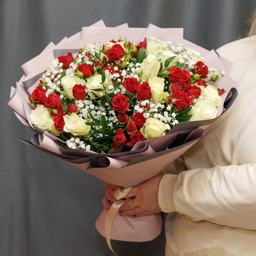 Букет с кустовой и одноголовой розой