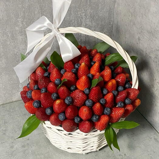 Корзина из свежей клубники и голубики L