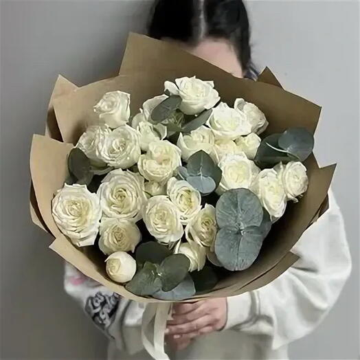 Букет из 7 белых кустовых роз