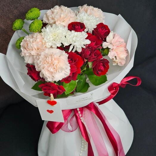 Букет "Прелесть моя" 🌸 кустовые красные розы, нежно розовые диантусы, хризантема
