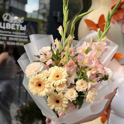 Букет с кремовой розой, герберами и сезонными гладиолусами