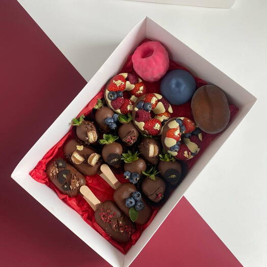 Набор: «Ассорти вкусов» корпусный десерт, клубника в шоколаде, эскимо, ягодный пончик