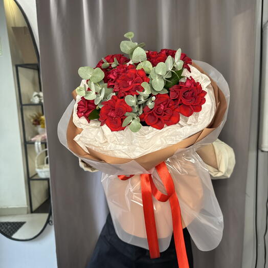 Красные французские розы (15 шт) с эвкалиптом