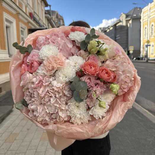 Пышный букет из шапок гортензий, ароматной кустовой розой, стойкой кенийской розой, ажурных диантусов