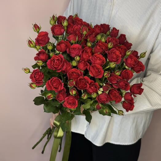 Монобукет из 9 красных кустовых роз Кения