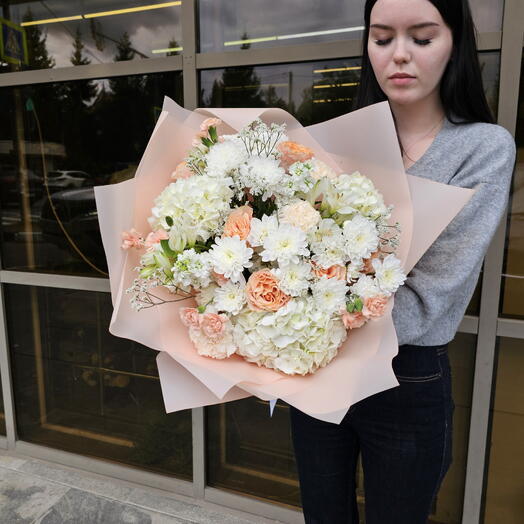 Букет с белой гортензией и пионовидными розами (801)