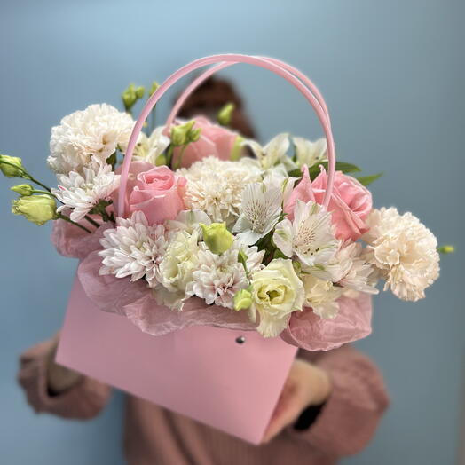 Цветы в сумочке розы, альстромерии, диантусы для мамы🌸