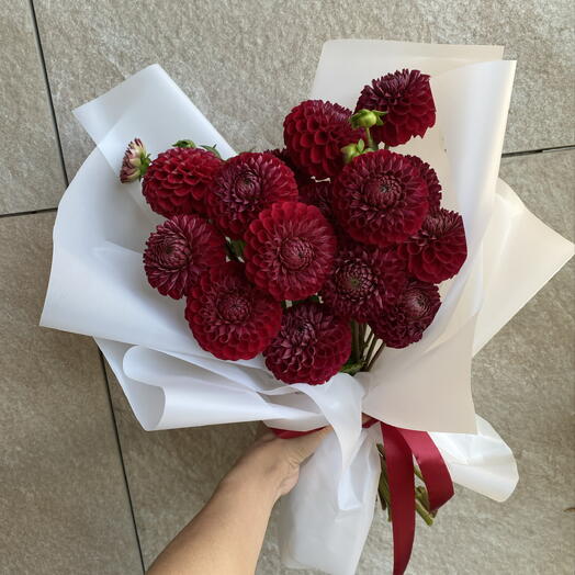 Букет из красных георгин