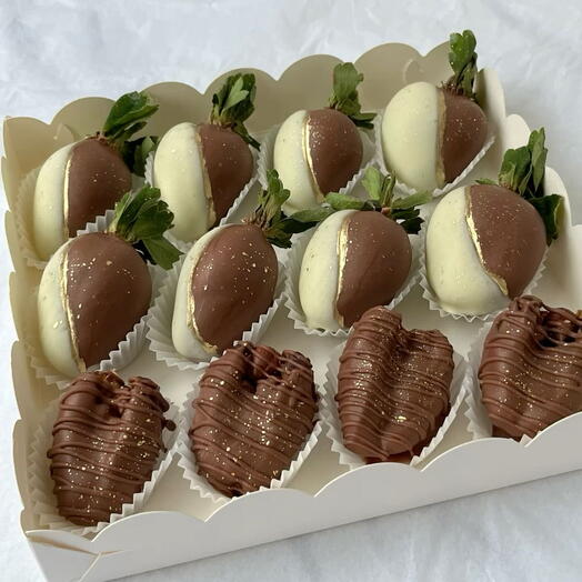 Клубника и финики в шоколаде
