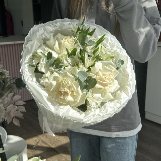 Белый букет из роз и альстромерии