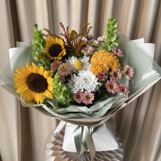 Букет с подсолнухами, хризантемой, целозией и молюцеллой🌻