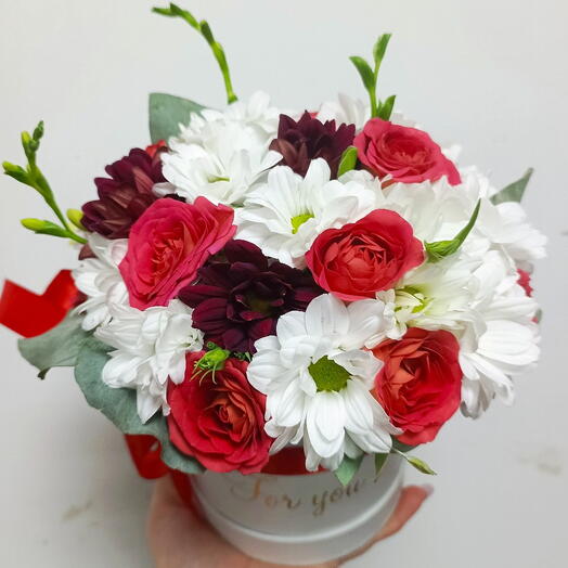 Коробка с хризантемами и кустовыми розами