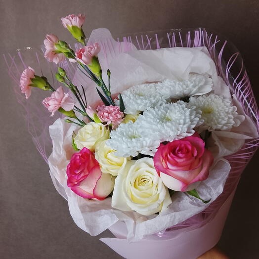 Розы с хризантамами и кустовыми диантусами 🩷