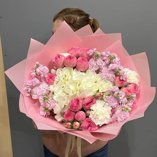 Яркий букет с пионовидными розами, гортензией и ароматной маттиолой 💖