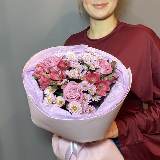 Сиреневый букет с альстромерией и розами