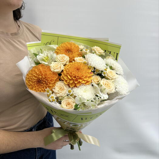 Нежный букет с оранжевыми георгинами