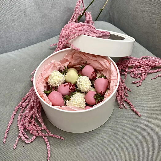 Клубника в белом и розовом шоколаде