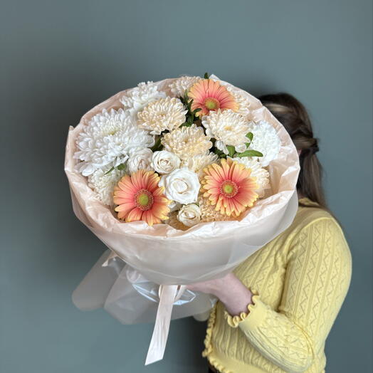 Сборный букет с хризантемой и мини герберами 🧡