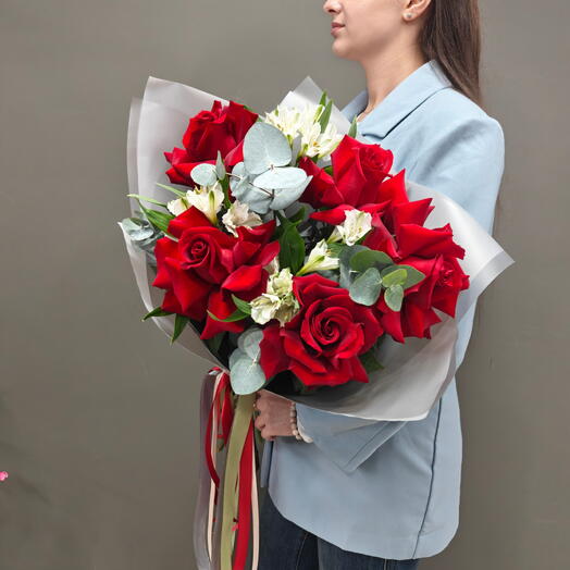 Ramo de rosas francesas rojas Y alstroemeria su nobleza