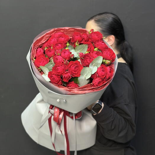 Эффектный стильный букет моно из 7 красной кустовой розы с эвкалиптом