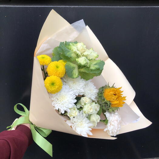 Букет с подсолнухом и брассикой