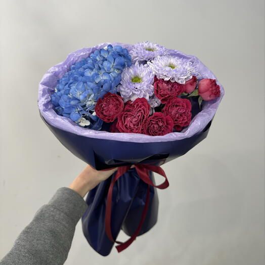 Букет с синей гортензией, хризантемой и кустовой розой