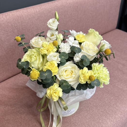 Нежная цветочная композиция в шляпной коробке 🌸 эустома, Роза, краспедия, диантус