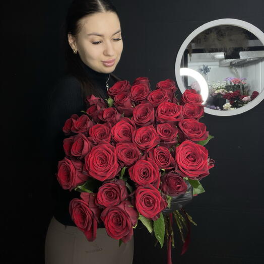 Букет из 33 красных роз