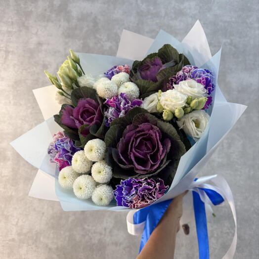 Букет ярких цветов в бело фиолетовой гамме 💜. Капуста декоративная (каменная Роза) эустома и крашеная гвоздика на День рождения